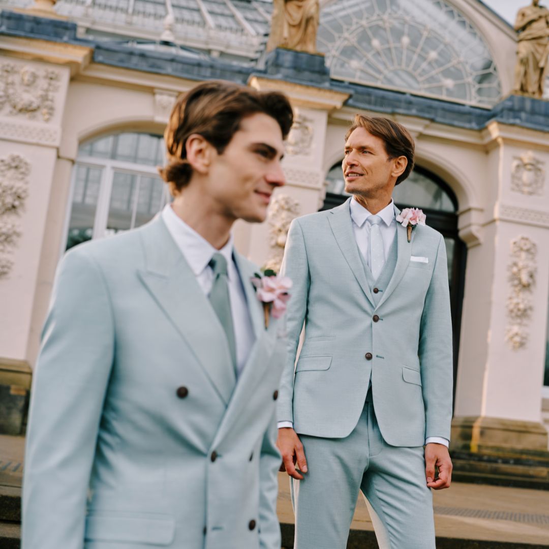 What colour tie to wear with a blue suit