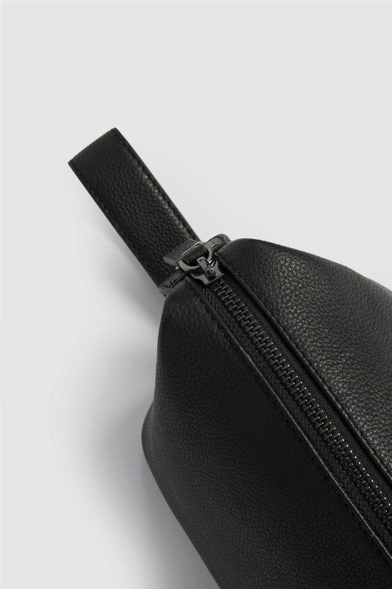 Antique Rogue Leather Washbag with Handle